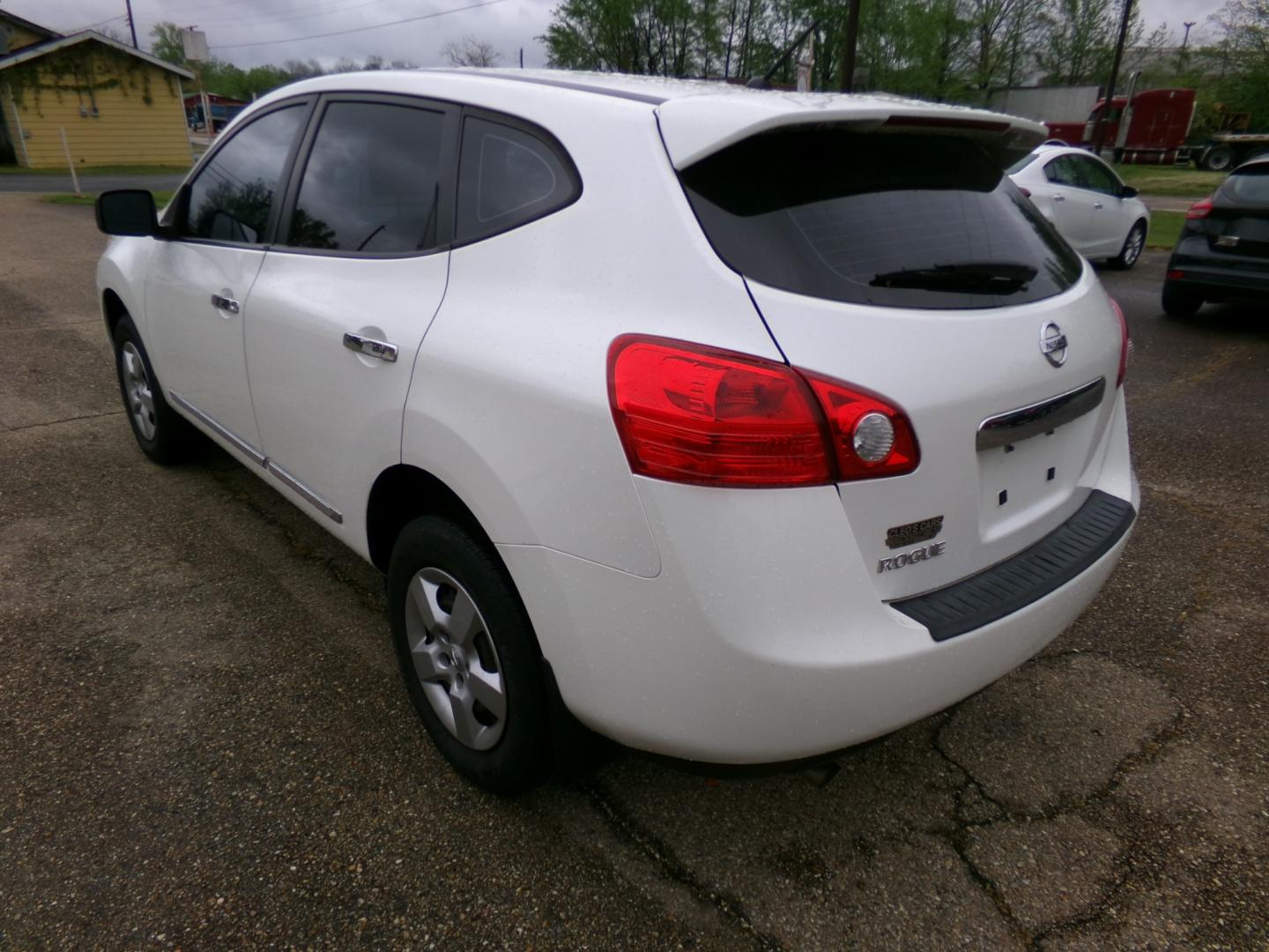 2011 Nissan Rogue S 2WD (JN8AS5MT2BW) with an 2.5L L4 DOHC 16V engine, CVT transmission, located at 401 First NE, Bearden, AR, 71720, (870) 687-3414, 33.726528, -92.611519 - Photo#2